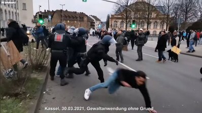 Gewalt der Polizei bei Coronademos Gewalt der Polizei bei Coronademos