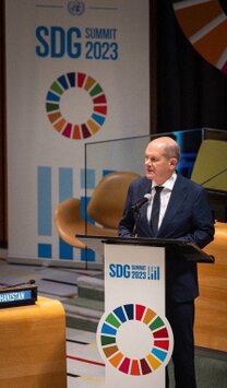 Scholz vor leeren Rängen